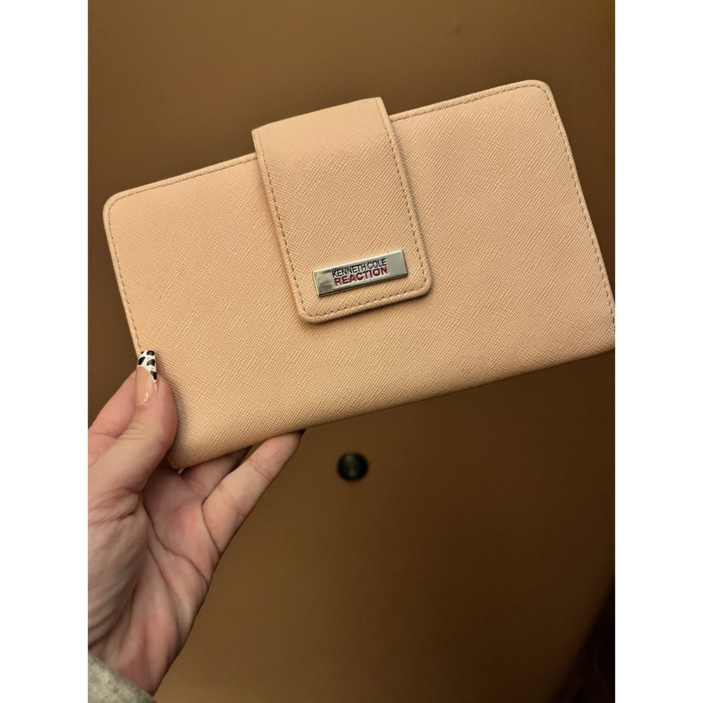Kenneth Cole Reaction Large Light Pink Wallet W/Black &Pink Interior & Mirror